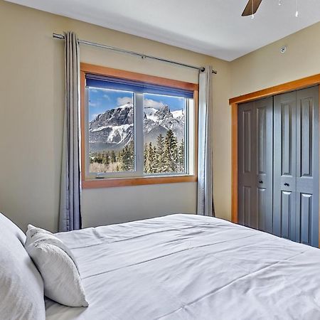 Spectacular Mountain View Corner Unit Pool Hot Tub Park Pass Appartamento Canmore Esterno foto