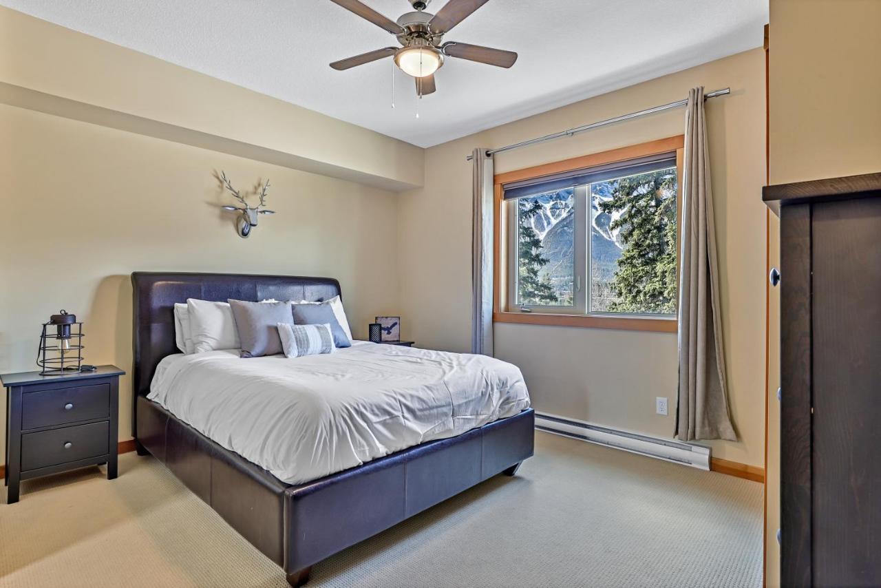 Spectacular Mountain View Corner Unit Pool Hot Tub Park Pass Appartamento Canmore Esterno foto