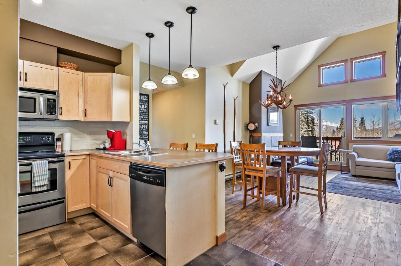 Spectacular Mountain View Corner Unit Pool Hot Tub Park Pass Appartamento Canmore Esterno foto