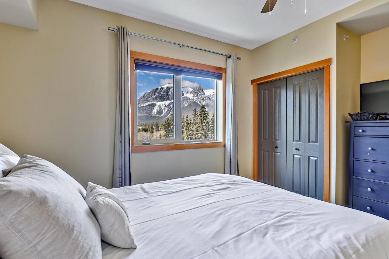 Spectacular Mountain View Corner Unit Pool Hot Tub Park Pass Appartamento Canmore Esterno foto