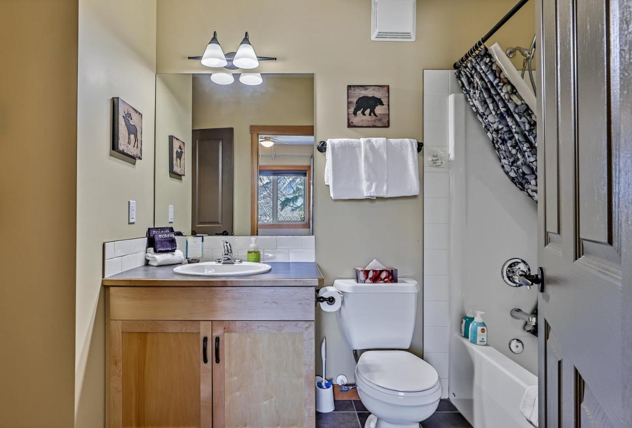 Spectacular Mountain View Corner Unit Pool Hot Tub Park Pass Appartamento Canmore Esterno foto