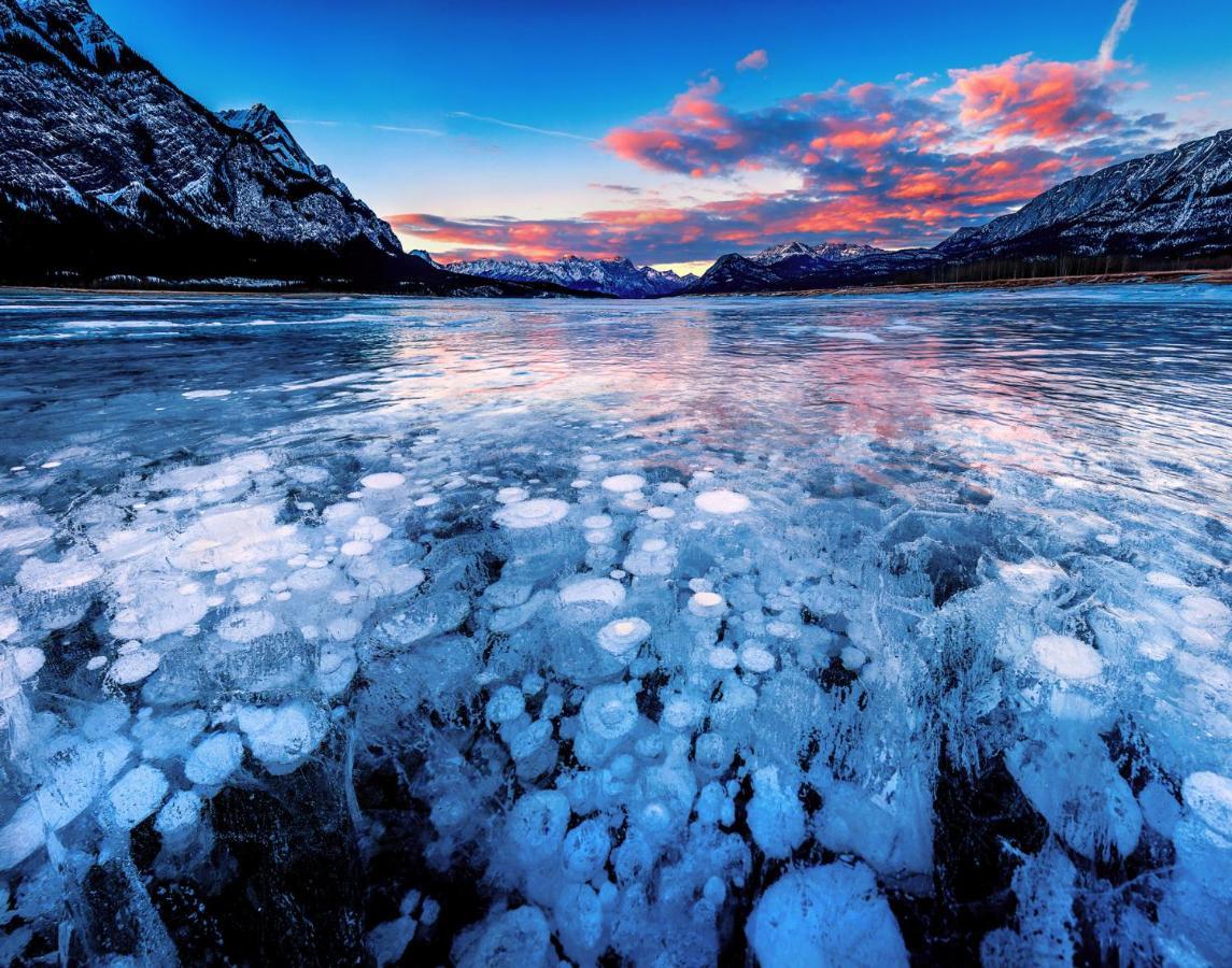 Spectacular Mountain View Corner Unit Pool Hot Tub Park Pass Appartamento Canmore Esterno foto