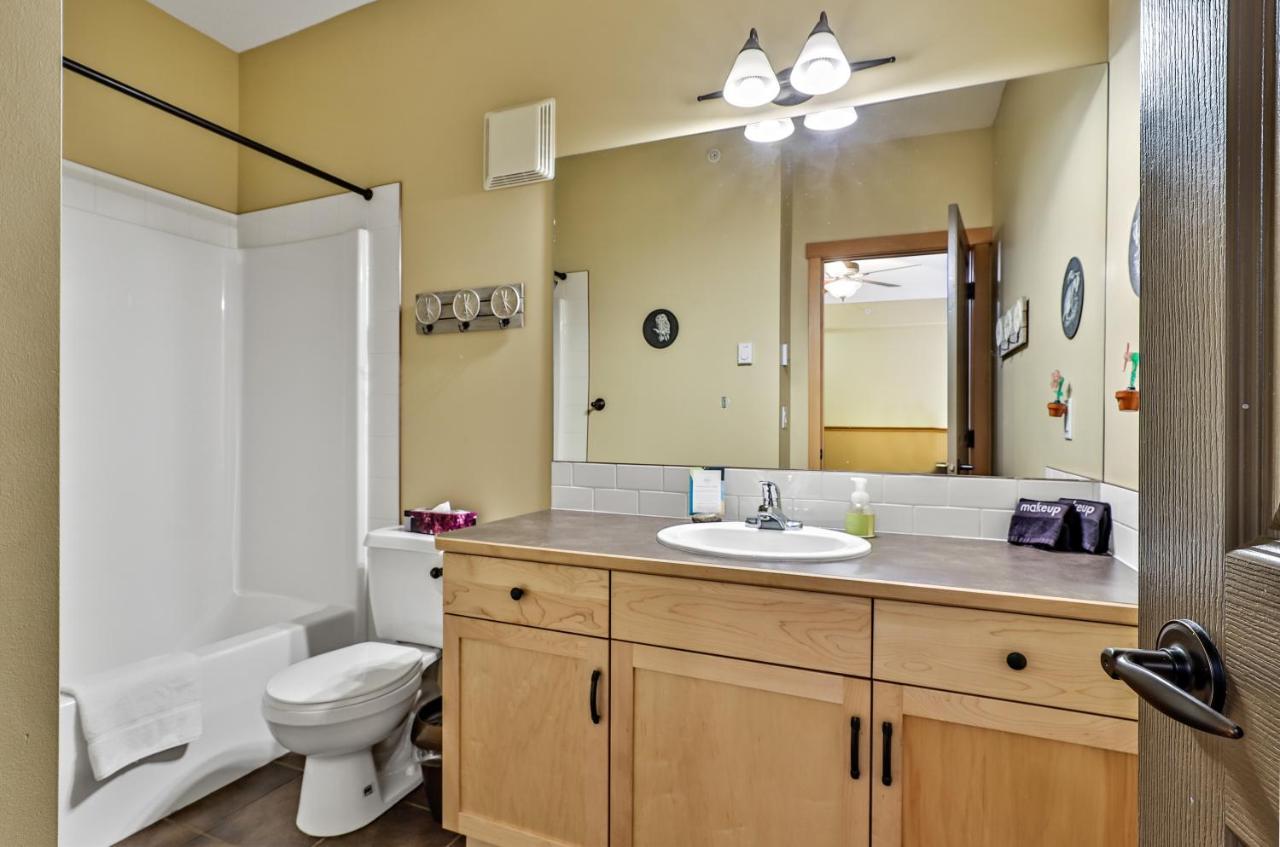 Spectacular Mountain View Corner Unit Pool Hot Tub Park Pass Appartamento Canmore Esterno foto