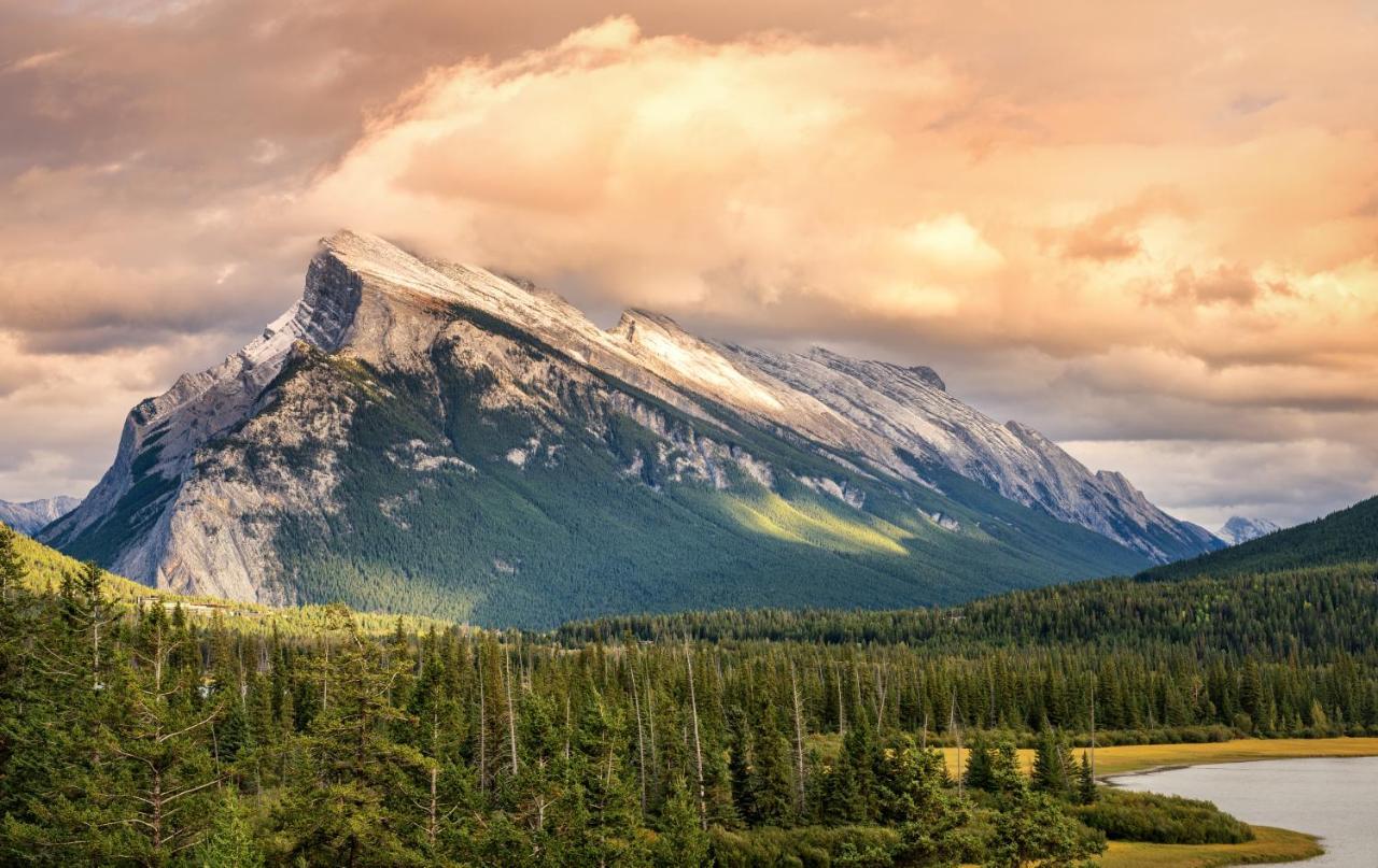 Spectacular Mountain View Corner Unit Pool Hot Tub Park Pass Appartamento Canmore Esterno foto
